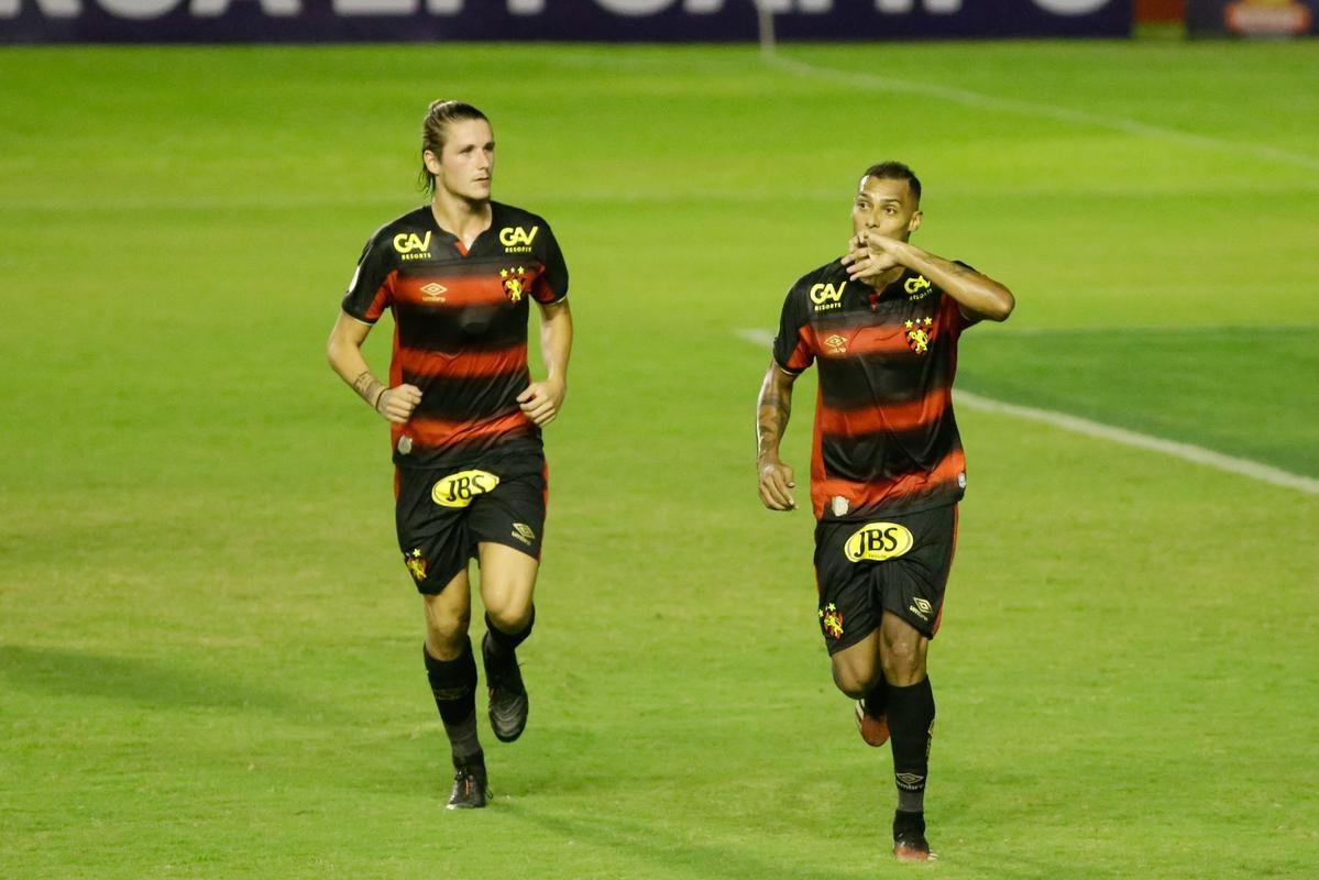 Sport estreou com clássico regional na série A e bateu o Ceará por 3 a 2, com dois gols de Elton e um de Jonatan Gomez, na Ilha do Retiro, sem público.