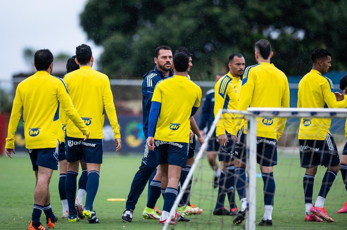Jogadores do Cruzeiro treinaram na manh deste domingo na Toca da Raposa II
