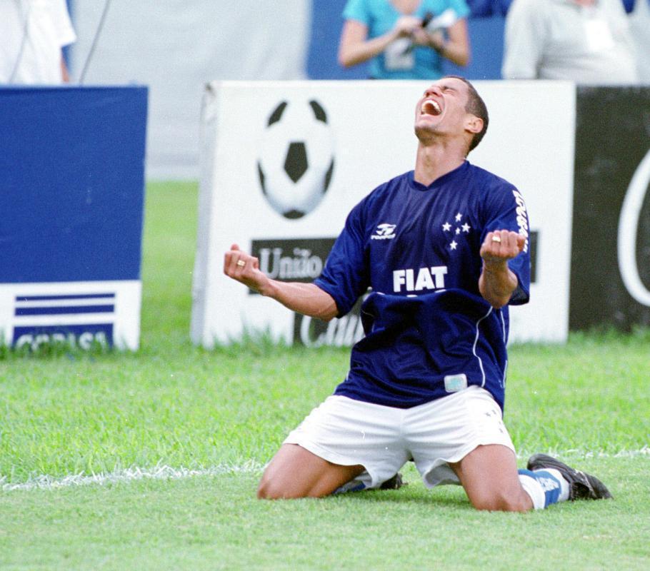 Marcelo Ramos foi vendido ao PSV Eindhoven pouco depois de conquistar a Copa do Brasil de 1996 pelo Cruzeiro. Na Holanda, até se saiu bem ao marcar 15 gols, porém foi repatriado pelo clube celeste para o mata-mata da Copa Libertadores de 1997. O centroavante teve papel importante ao anotar quatro tentos na competição e ajudar o time a levantar a taça. Em três passagens pela Raposa, o ex-camisa 9 somou 163 gols em 365 jogos.