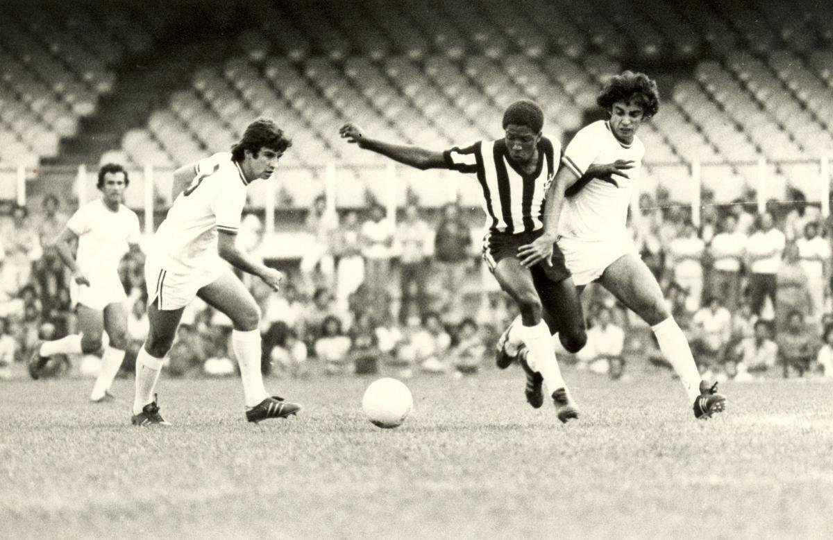 1978 - Nada de parada no calendrio do futebol brasileiro para a Copa do Mundo da Argentina. Sem contar com Reinaldo, que defendia a Seleo no pas vizinho, o Atltico viveu o ms de junho cheio de jogos do Campeonato Brasileiro. O ltimo compromisso da equipe mineira antes de a bola rolar no Mundial foi em 31 de maio, pela Srie A. No Mineiro, empate por 1 a 1 contra o Mixto-MT. A primeira partida aps o ttulo da Argentina em casa foi uma derrota por 1 a 0 para o Volta Redonda-RJ, em amistoso disputado em 27 de julho, no Raulino de Oliveira. Depois disso, jogo oficial mesmo s em 15 de agosto: triunfo por 2 a 1 sobre o Vasco, no Mineiro, pela Copa dos Campees.