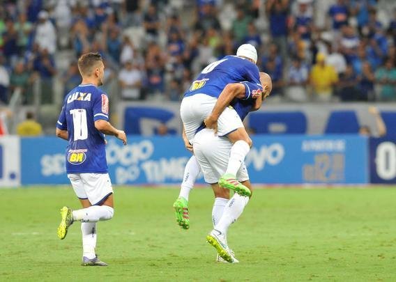 Bruno Rodrigo, de cabea, abriu o placar para o Cruzeiro no Mineiro