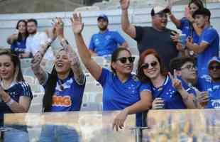 Fotos da torcida do Cruzeiro, no Mineirão, na partida contra a Ponte Preta pela 13ª rodada da Série B do Campeonato Brasileiro. Mineirão recebeu grande público mais uma vez