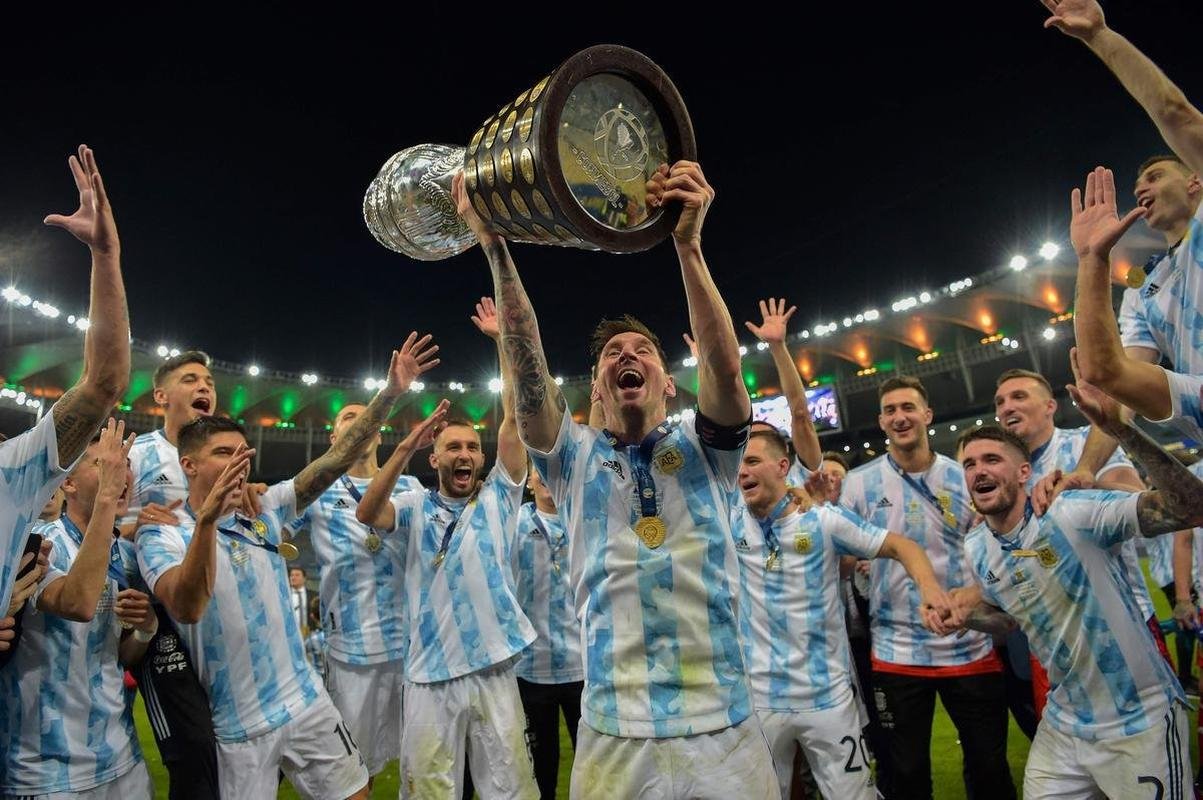 Argentina conquistou 15 ttiulo da Copa Amrica ao vencer o Brasil por 1 a 0, neste sbado, no Maracan. nico gol foi marcado por Di Mara, eleito o destaque da deciso. J o astro Lionel Messi ganhou o prmio de craque da competio.