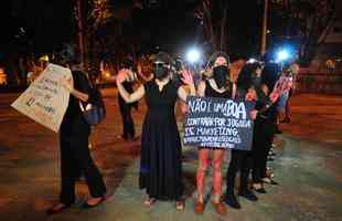 Grupo de mulheres fez protesto no Centro de Varginha contra a chegada de goleiro Bruno ao Boa Esporte