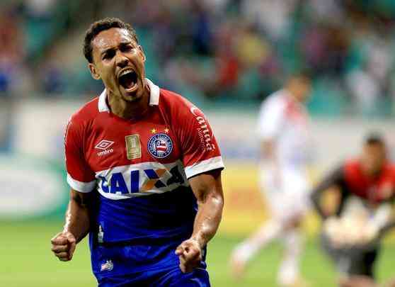 Uma das estrelas do Bahia na ltima temporada, Edigar Junio sofreu estiramento no msculo reto femoral, mas est voltando aos trabalhos. Aos 27 anos, foi utilizado em apenas 5 jogos do Tricolor no Brasileiro em 2018. Como j entrou em campo pela Copa do Brasil, no poderia defender o Cruzeiro nesta competio. Pelo Tricolor de Ao, Edigar disputou 110 partidas oficiais e marcou 39 gols.