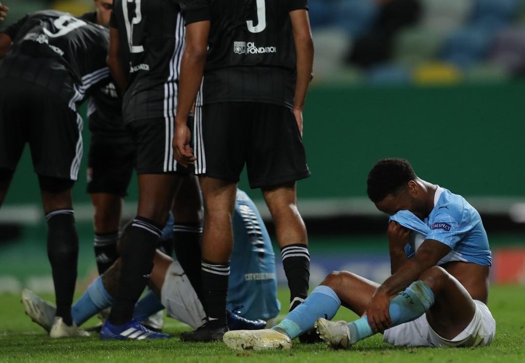 Jogadores do Lyon comemoram classificao, enquanto atletas do City so consolados em campo