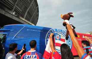 Chegada da delegao do Bahia  Fonte Nova, em Salvador