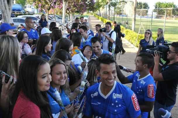 No Dia Internacional da Mulher, o Cruzeiro levou 50 scias do futebol para conhecer a Toca da Raposa II. Nesta tera-feira, as torcedoras foram recebidas com caf da tarde, ganharam produtos de beleza e aproveitaram para pegar autgrafos e tirar fotos com jogadores. Nesta quarta, o clube celeste levar mulheres em tratamento contra o cncer ao jogo contra o Atltico-PR, s 19h30, no Mineiro. Elas ficaro em um setor privilegiado do estdio.