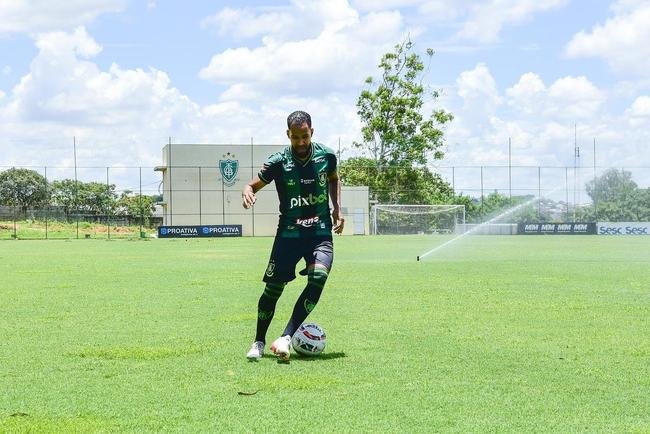 Atacante Everaldo foi apresentado nesta quinta-feira (19) como novo refor�o do Am�rica para a temporada de 2022