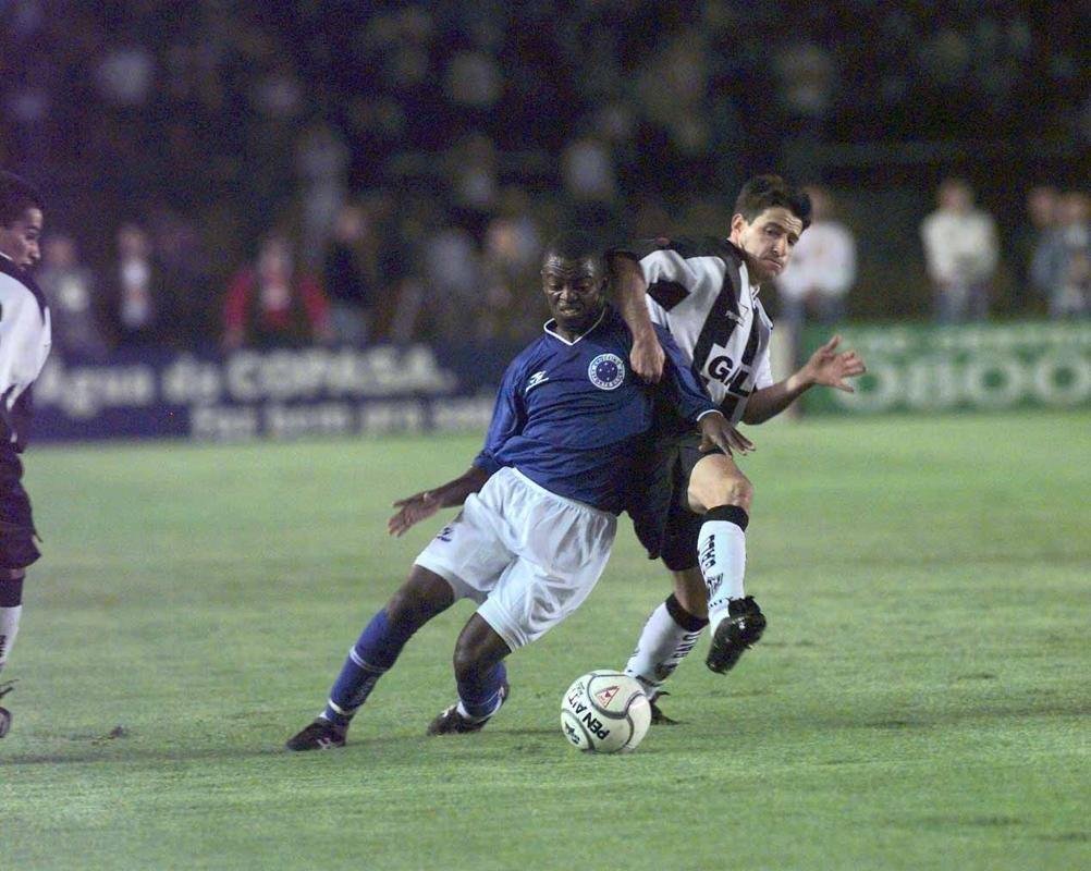 Atacante Z Roberto (Cruzeiro: 2000-2001 / Flamengo: 2009): 4 jogos por Cruzeiro e 45 jogos por Flamengo (10 gols)