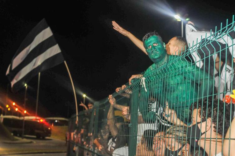 Torcida do Atlético recepciona campeões brasileiros em Confins após conquista em Salvador, com vitória por 3 a 2, de virada, sobre o Bahia