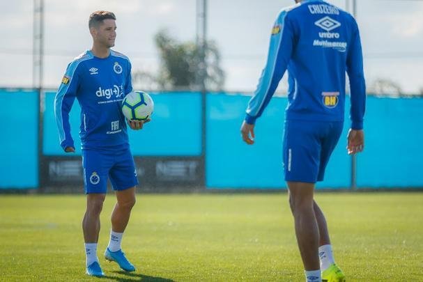 Cruzeiro treinou nesta tera-feira no CT do Grmio, em Porto Alegre, e concluiu a preparao para o duelo com o Internacional, no Beira-Rio, pela semifinal da Copa do Brasil. Time precisa de vitria por dois gols de diferena para ir  final. Se vencer por um gol de vantagem, a deciso ser nos pnaltis. Rogrio Ceni deve escalar o time com Fbio; Edilson, Ded (Fabrcio Bruno), Leo e Dod; Henrique e Robinho; Marquinhos Gabriel, Thiago Neves e David; Pedro Rocha.