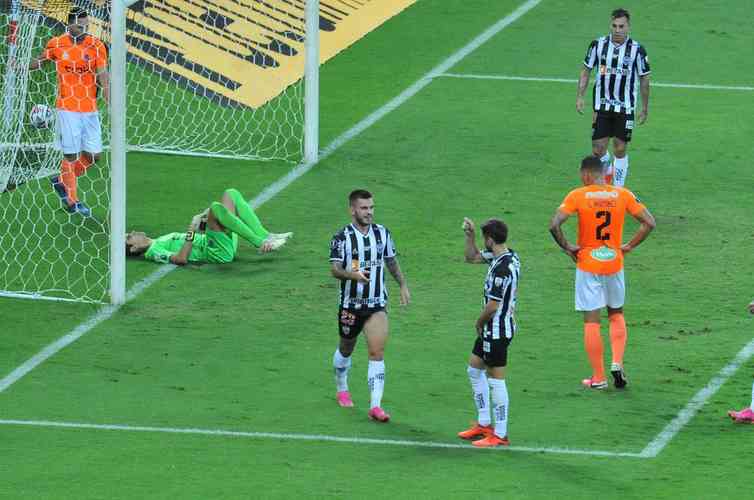 Fotos do gol de Nathan, do Atlético, sobre o La Guaira, no Mineirão: 4 a 0