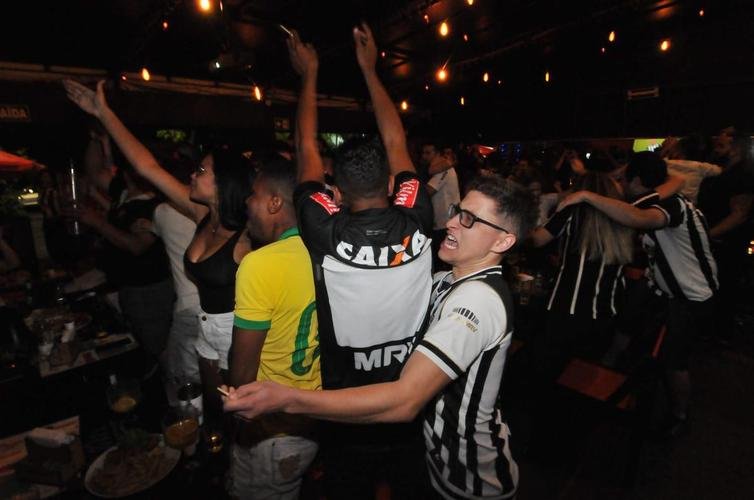 Torcedores do Atltico acompanham a partida contra o Palmeiras em alguns bares de Belo Horizonte