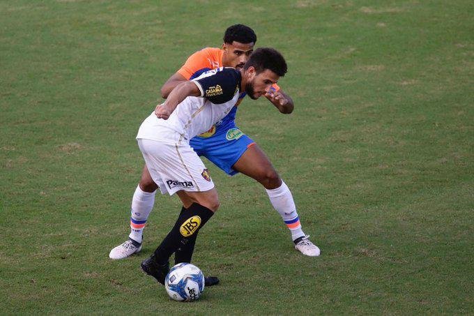 Disputa de bola entre Fortaleza e Sport, no Barrado nesta tarde de sbado, pelo Nordesto.