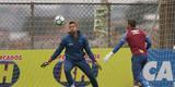 Goleiro Fbio vai a campo sob superviso de preparador Robertinho
