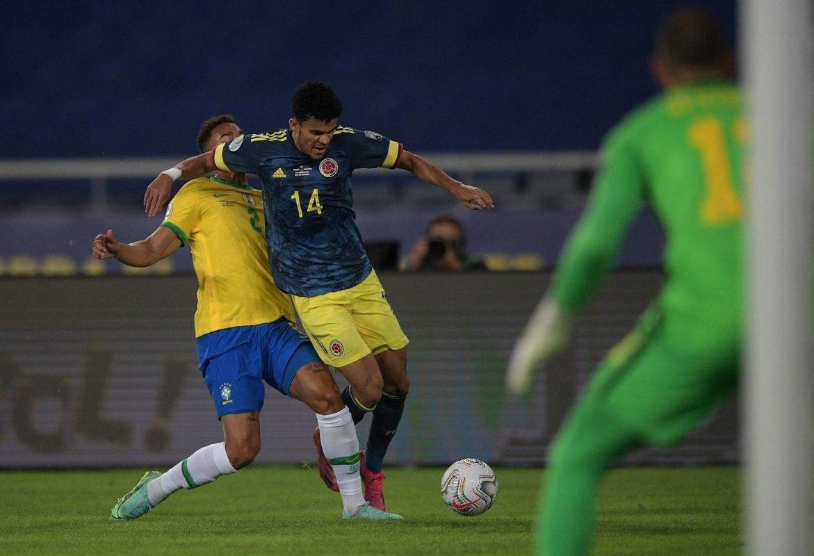 Brasil e Colmbia se enfrentaram no Estdio Nilton Santos, pelo Grupo B da Copa Amrica