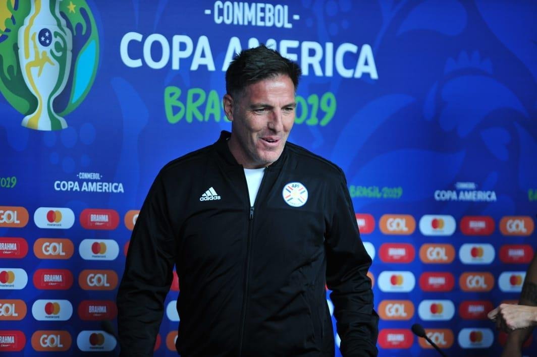 Tcnicos de Argentina e Paraguai, juntos de um jogador de cada equipe, em entrevista no Mineiro