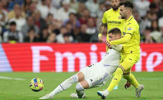 Valverde e Baena disputam bola em Real Madrid x Villarreal