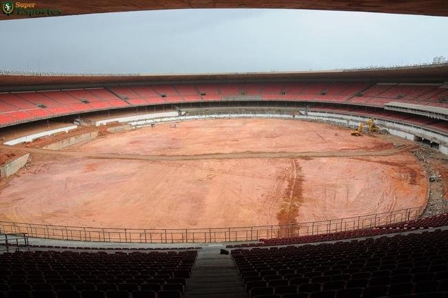 10/11/2010 - Demolio da geral e rebaixamento do gramado em andamento