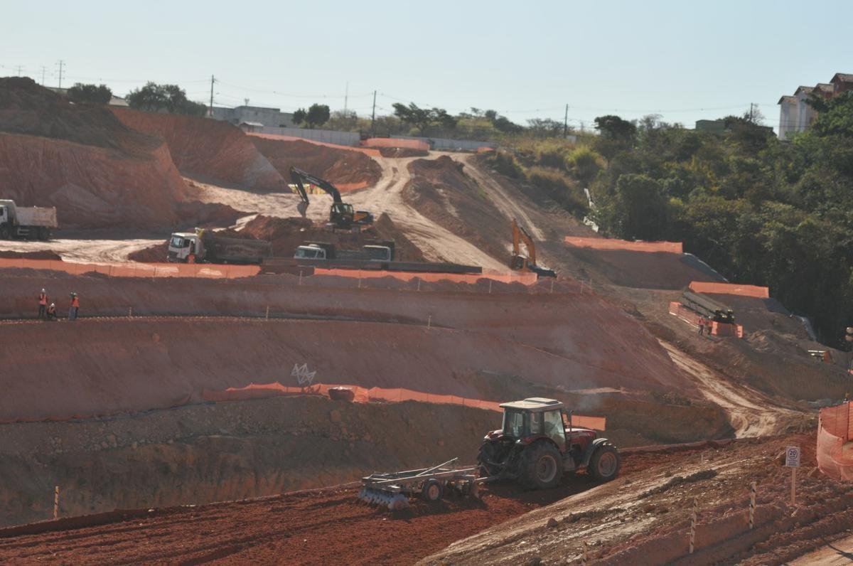 Nesta quarta-feira, a reportagem do Superesportes/Estado de Minas fez mais uma visita ao canteiro de obras da Arena MRV, futuro estdio do Atltico, no bairro Califrnia, em Belo Horizonte. A cada semana, o panorama muda bastante. No momento, a construo est em fase de terraplanagem. A boa notcia neste dia 26 de agosto  que a prefeitura da capital liberou o alvar que autoriza o incio das edificaes. (Alexandre Guzanshe/EM/D. A Press)
