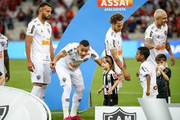 Galo perdeu muitas chances e acabou tropeando em Curitiba