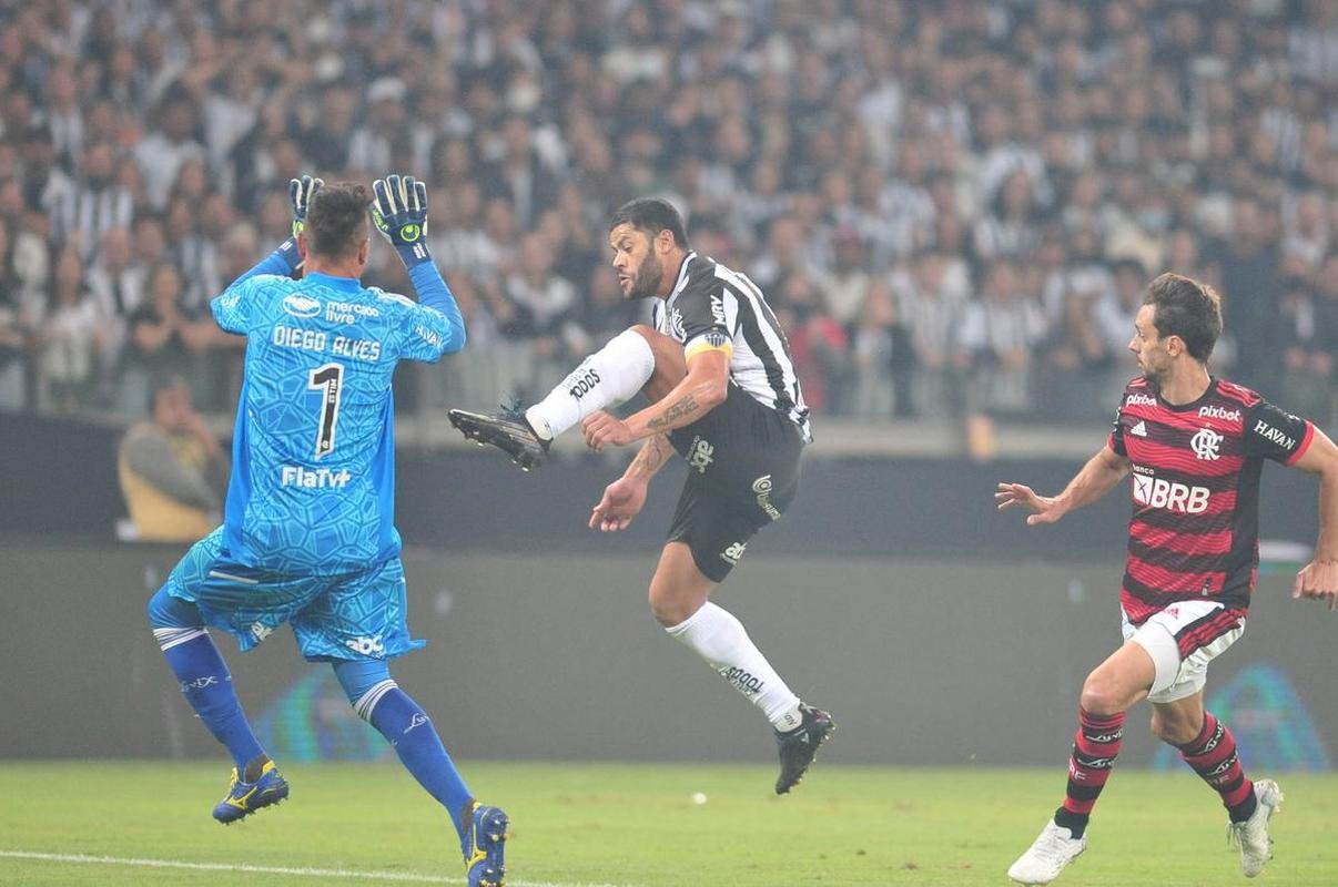 Hulk abriu o placar para o Galo com um golao: 1 a 0 Atltico