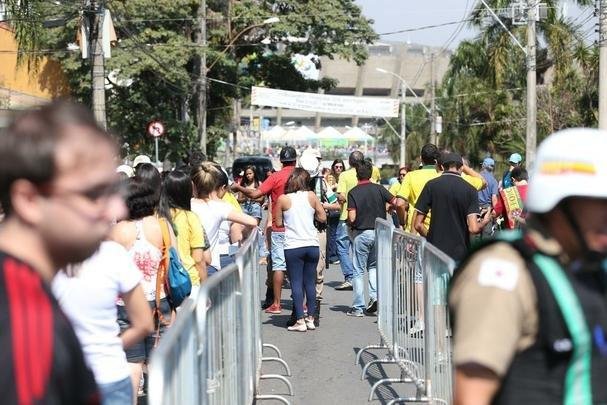Mineiro ficou colorido nesta quarta-feira com camisas de clubes e selees em duelo da Olimpada