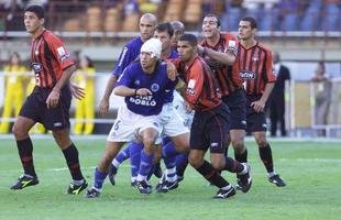 Jogadores na �rea esperando falta ser cobrada por Jorge Wagner