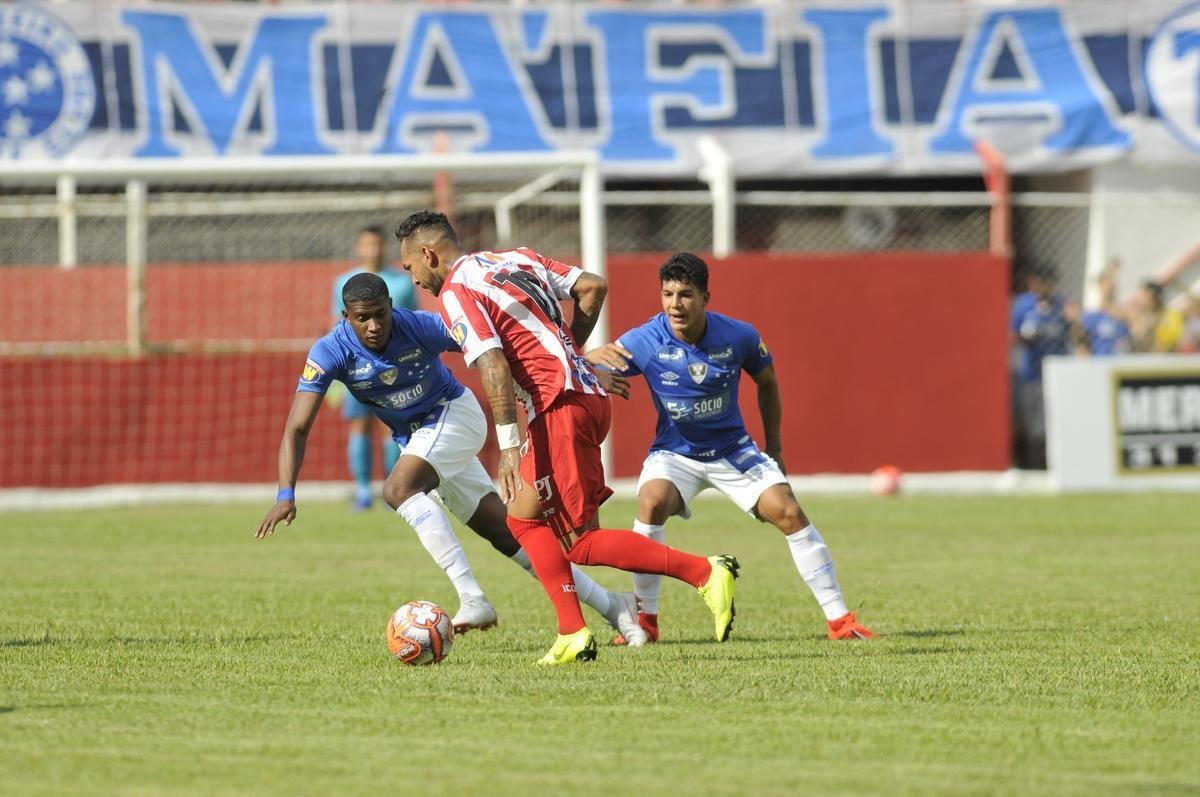 Fotos do duelo entre Villa Nova e Cruzeiro, neste domingo