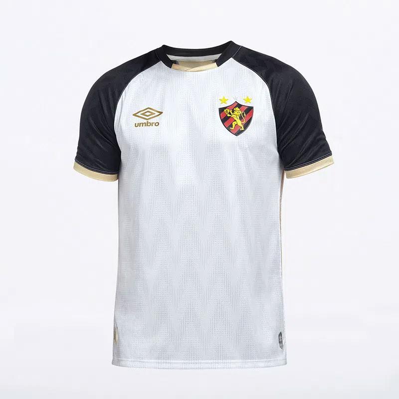A segunda camisa da temporada 2020/2021 também ganhou ombros predominantes em preto, mas seguiu branca como cor principal.