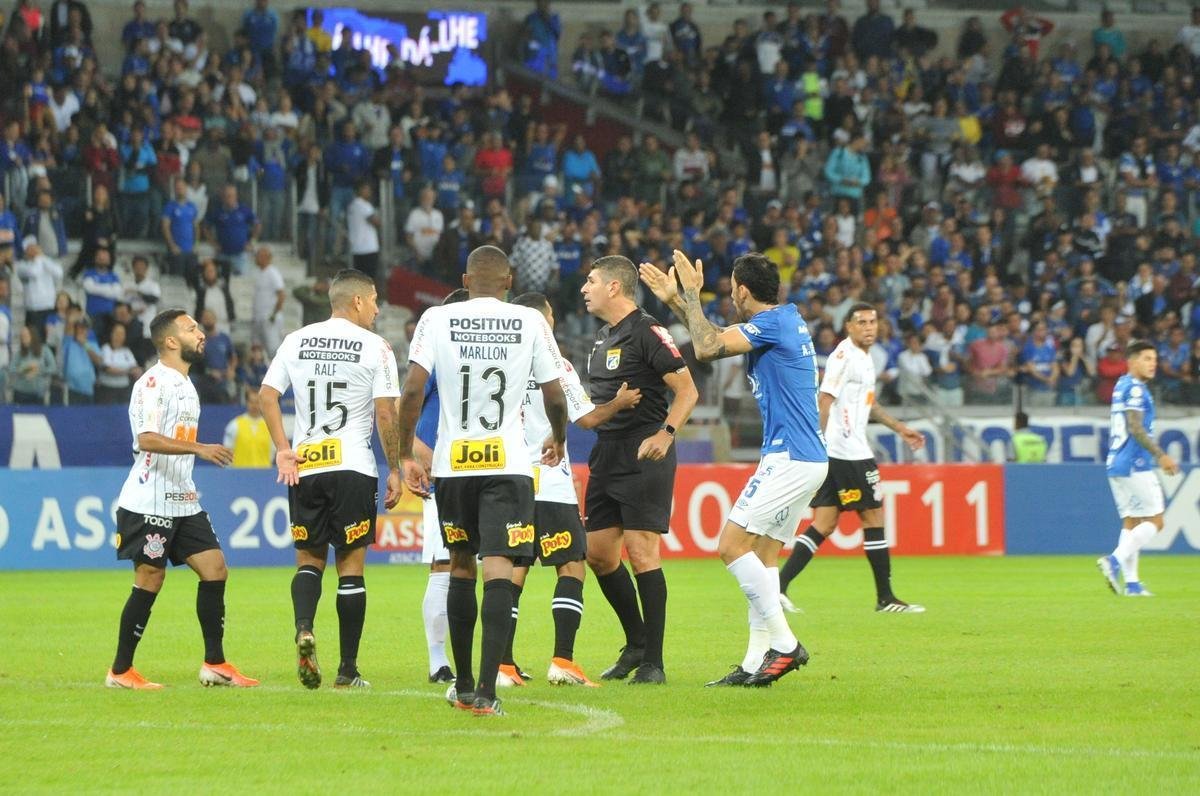 Fotos de Cruzeiro x Corinthians, no Mineiro, pela oitava rodada do Campeonato Brasileiro