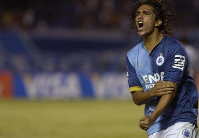 Foi um dos destaques da campanha celeste na Copa Libertadores de 2008. Na foto, comemora gol contra o Real Potos, no Mineiro