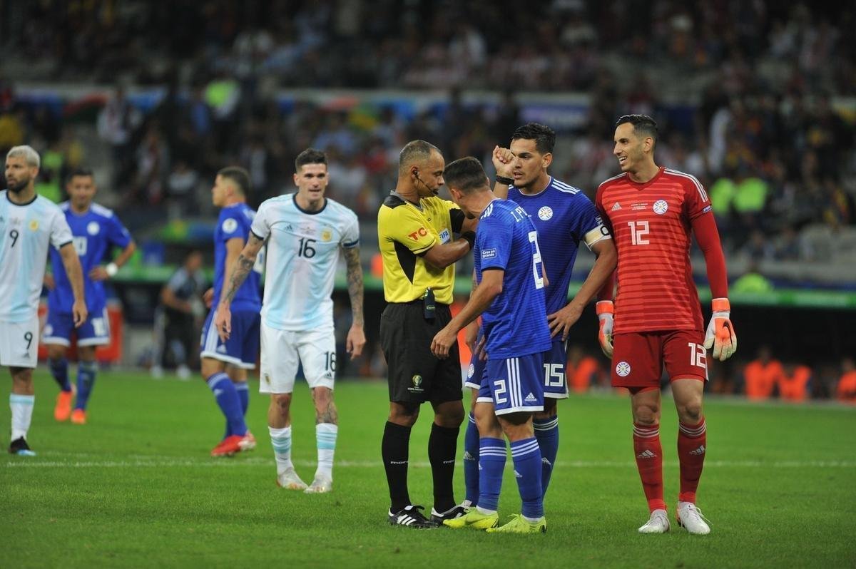 Fotos do duelo entre Argentina e Paraguai, no Mineiro, pela Copa Amrica