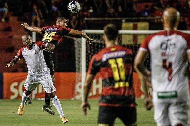 O Sport abriu o placar no primeiro tempo com Elton, escolhido pelo técnico Guto Ferreira como titular para a partida.