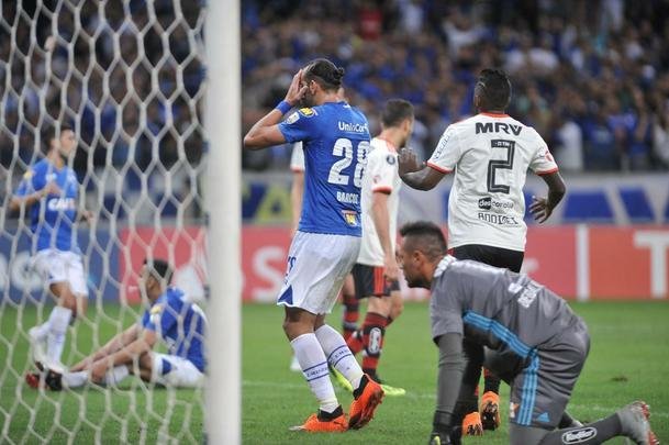 Fotos do primeiro tempo do duelo entre Cruzeiro e Flamengo, no Mineiro, pelas oitavas de final da Libertadores