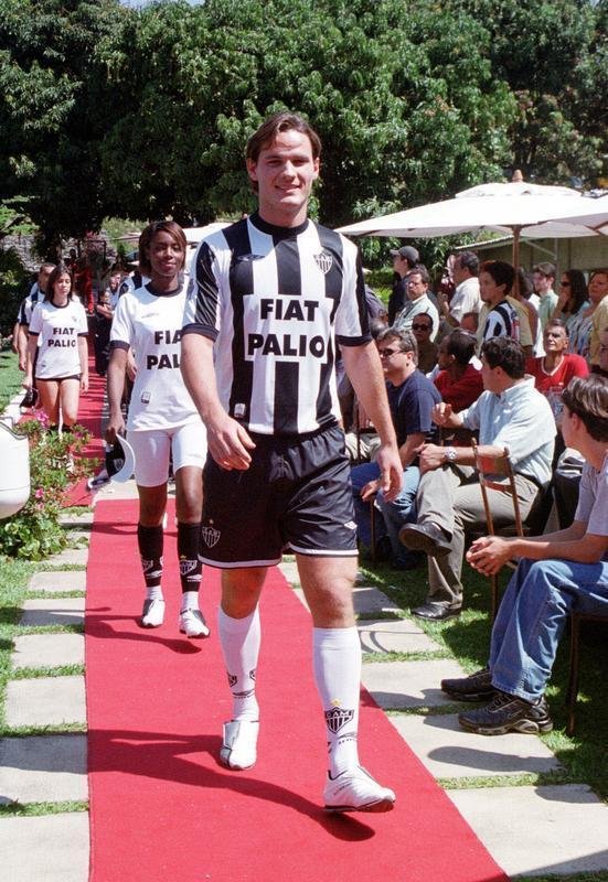 2003 - Uniforme produzido pela Umbro