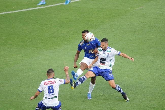 Cruzeiro goleou URT por 3 a 0 no Independncia com gols de Thiago, Machado e Edu em sua estreia no Mineiro. Ronaldo, dono da SAF, assistiu  partida no Horto. Duelo marcou estreia do tcnico uruguaio Paulo Pezzolano