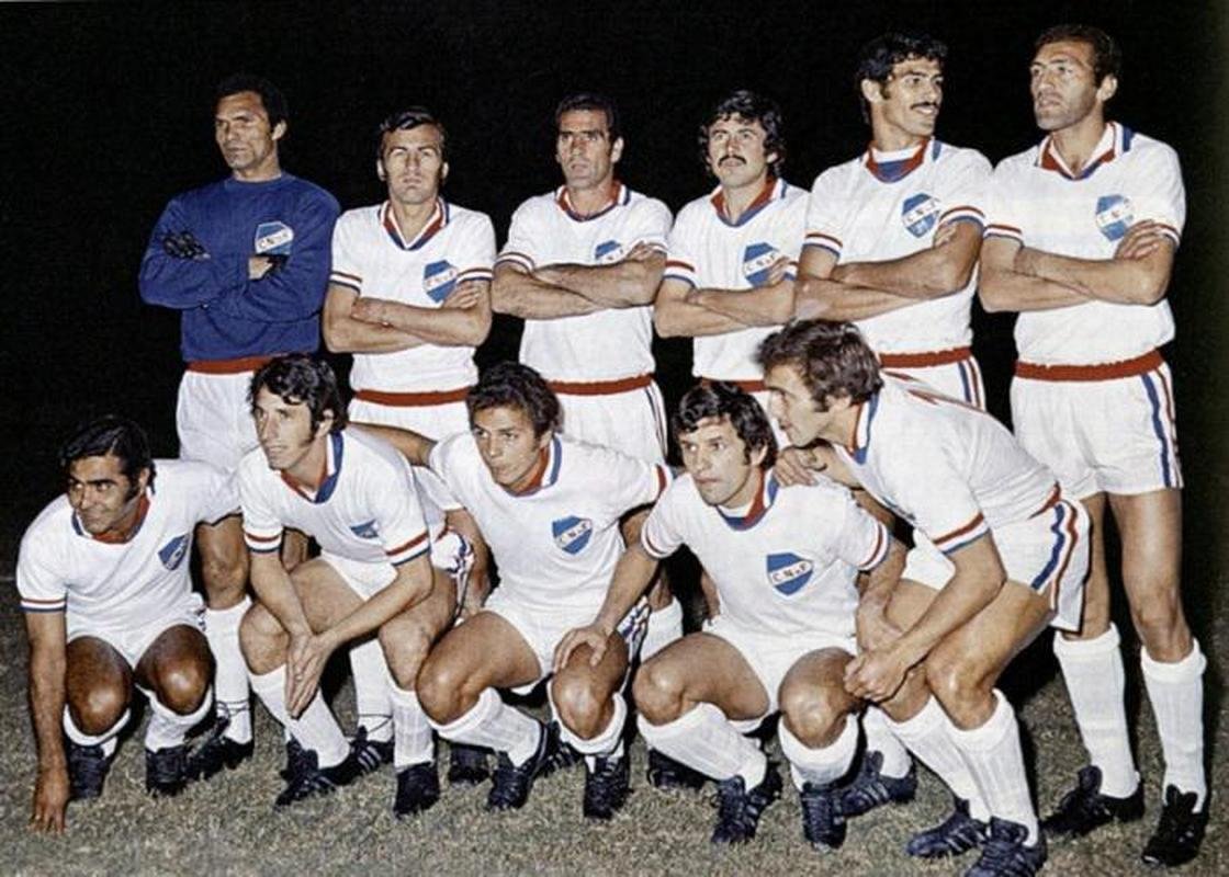 Nacional-URU (1971) - O Atltico pode recorrer a um exemplo do ano em que conquistou o Campeonato Brasileiro. Em 1971, o Nacional-URU foi o lder geral da primeira fase, com cinco vitrias e um empate. Na etapa semifinal (tambm em grupos), deixou Palmeiras e Universitario-PER para trs. O primeiro dos trs ttulos da Libertadores veio com vitria contra o Estudiantes-ARG na final.
