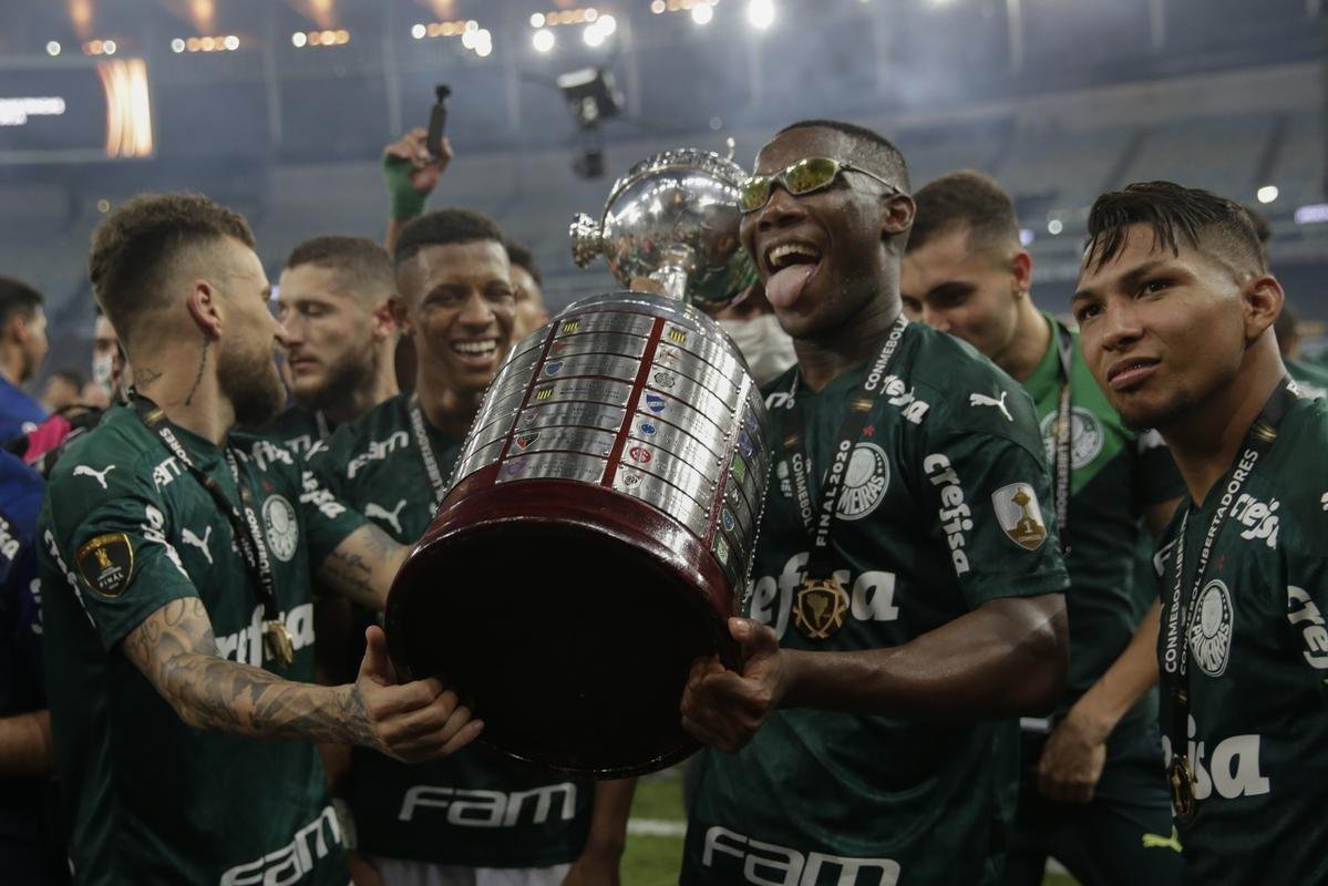 Festa do Palmeiras no Maracanã com a conquista do bicampeonato da Copa Libertadores sobre o Santos. Verdão venceu a decisão por 1 a 0 com gol do atacante Breno Lopes aos 53 do segundo tempo (AFP / Mauro Pimentel / Ricardo Moraes / Silvia Izquierdo)