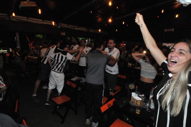Torcedores do Atlético acompanham a partida contra o Palmeiras em alguns bares de Belo Horizonte
