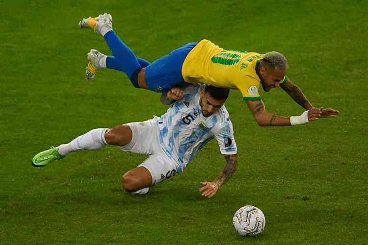 BRASIL PERDE A TERCEIRA SEGUIDA E ARGENTINA FAZ A FESTA NO MARACANÃ!