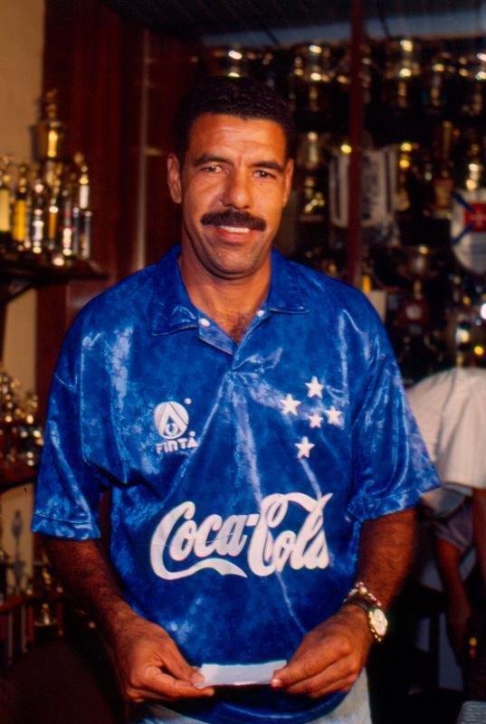 Craque histrico do futebol brasileiro, Toninho Cerezo passou pelo Cruzeiro em 1994 e foi nome de destaque na conquista do Campeonato Mineiro. Foi pea importante na campanha no Brasileiro. Ao todo, fez 27 jogos e seis gols.