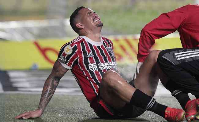 Atacante deixou o gramado da Vila Belmiro chorando aos 42 minutos do segundo tempo