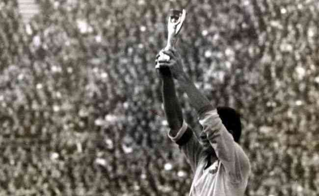Mauro Ramos ergueu a Taca Jules Rimet pela conquista da Copa do Mundo de 1962, no Chile