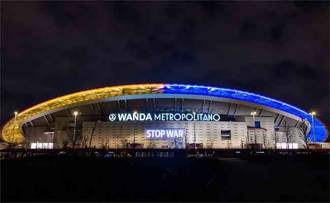 Wanda Metropolitano, do Atltico de Madrid, ganhou iluminao com as cores da bandeira ucraniana