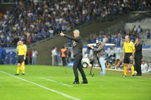 Lances do primeiro tempo da partida entre Cruzeiro e Atltico-PR, no Mineiro, pelas oitavas de final da Copa do Brasil