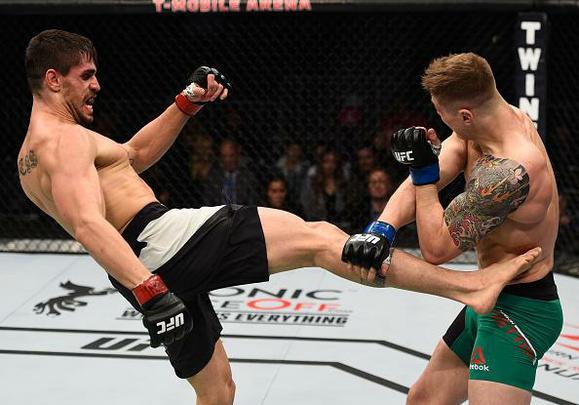 Antnio Cara de Sapato (luvas vermelhas) venceu Marvin Vettori por deciso unnime (triplo 29-28)