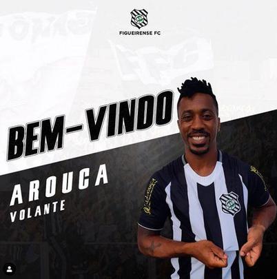 O Figueirense anunciou a contratao do volante Arouca, que estava sem clube