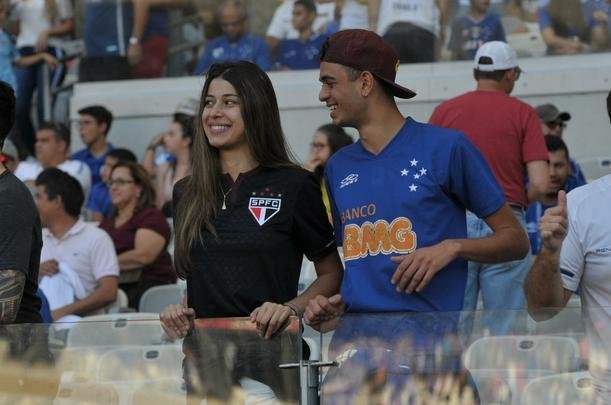 Imagens das torcidas de Cruzeiro e So Paulo no Mineiro